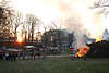 Osterfeuer 2009 Bild beim Sonnenuntergang, traditionelle Osterfeier, Dorfparty Foto auf Dorfplatz