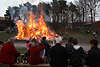 Osterfeuer Bild am Osternsamstag Menschen an Bnken Dorffest Familien auf Dorfplatz