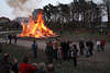 Osterfeuer Fotografie, Osternfeier Besucher auf Dorfplatz in Bispingen, Familientreff in Osternzeit