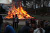 904134_ Dorfparty beim Osterfeuer, traditionelle Osternfeier an lodernden Flammen auf Bispinger Dorfplatz