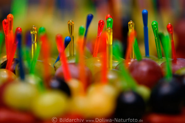 Bunte Stbchen mit Weintrauben als Party-Hppchen