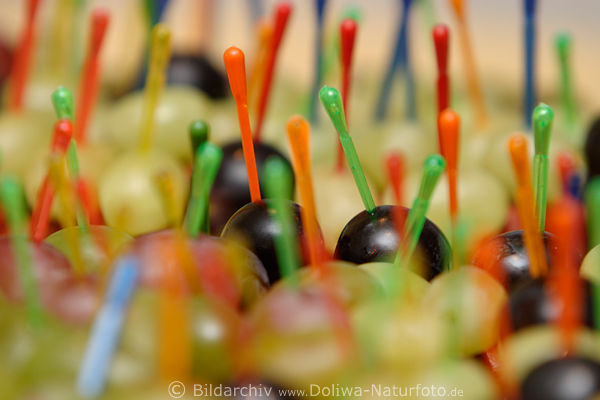 Stbchen bunte aufgespiete Weintrauben als Party Hppchen & Partykost
