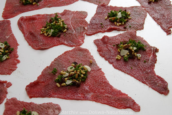 Rinderroulade Fllung auf flachgekloppten Fleischscheiben mit Pinienkernen