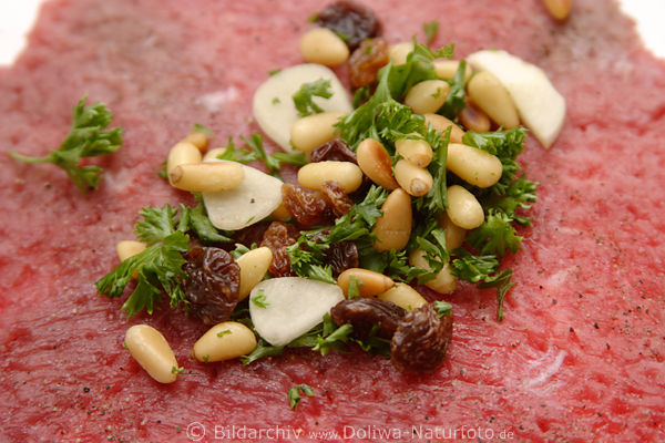 Rouladenfüllung Bild, Knoblauchscheiben, Pinienkerne und Rosinen mit ...