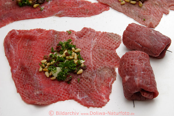 Rindfleisch Rinderrouladen gerollt flach roh Fleischscheiben mit Rosinen Knoblauch-Fllung
