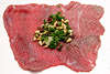 707006_ Rohe dnne Fleischscheibe fr Roulade mit Fllung: Knoblauchscheiben, Pinienkerne, Rosinen, Petersilie