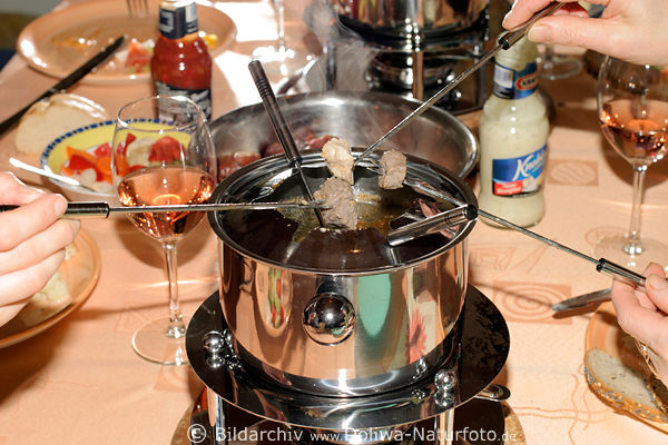 Fondue Topfgericht aufgespiesste Fleischstücke im siedenden Öl gegart