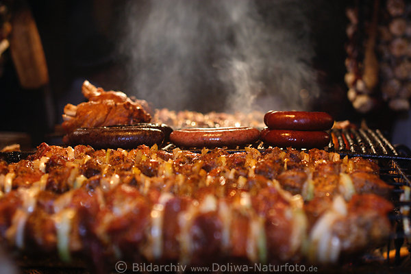 Wurst auf Grillrost gegrillte Schaschliks Spiesse Haxe ber Bratrost Feuer Photo