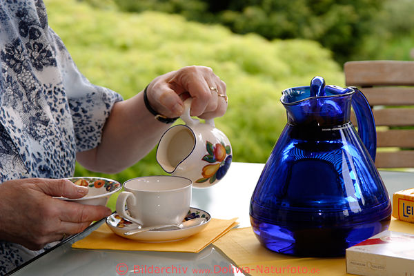 Kaffeetasse Hnde Milchkrug Tisch Thermokanne im Kaffeegarten