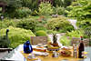 Kaffeegarten Tisch mit Kaffeegedeck Gartenblick Kaffeezeit Genuss im Grnen