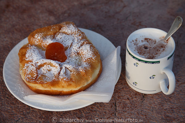 Krapfen mit Kakaobecher heiss serviert super leckere Krpfel selbstgebacken