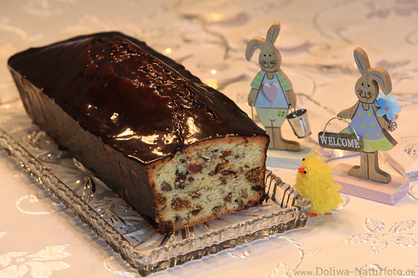 Frchtekuchen Schokokasten auf Glasplatte mit Osterhasen Kken als Tischdekor