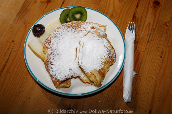 Palatschinke Frchte in Puderzucker ssse Speise Dessertteller auf Holzdecke