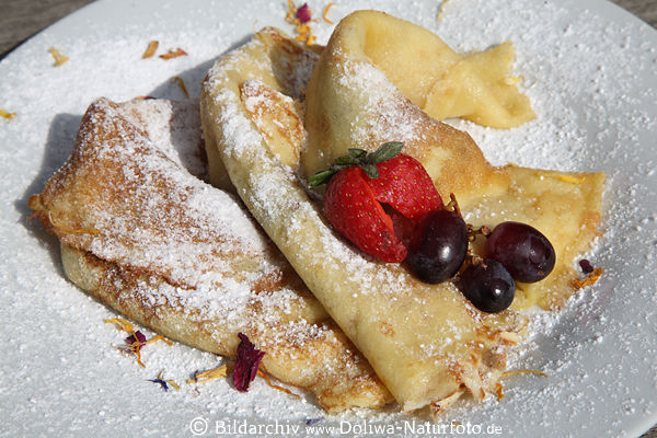 Palatschinke (Crpes) mit Frchte-Dekor: Trauben, Erdbeeren in Puderzucker Dessertteller