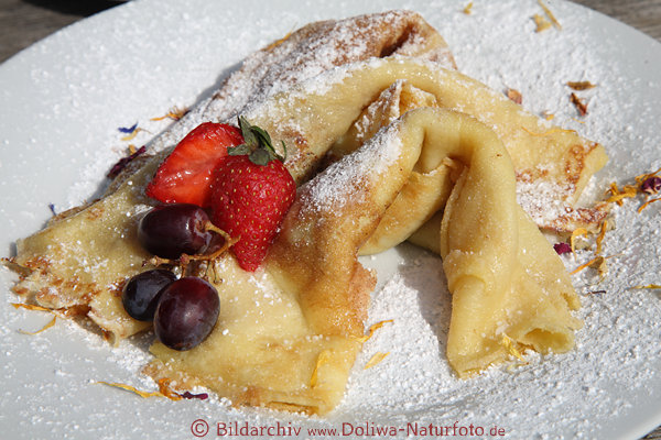 Palatschinken (Crpes) Sspeise Dessert aus Eierkuchen mit Eis Frchte-Fllung