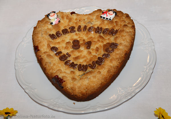 Geburtstagskuchen als Herz in Foto auf Teller