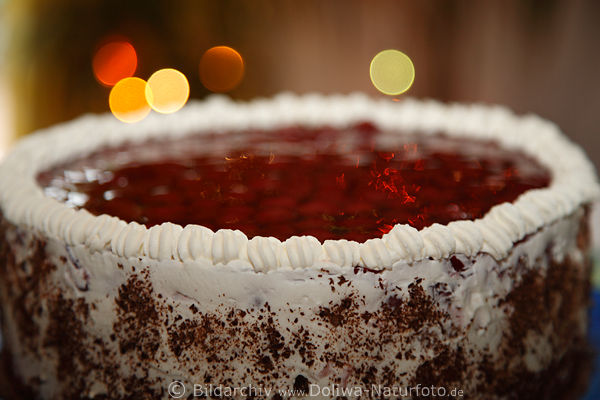 Festtorte Rotgu in Flammen unter Kerzenlichter Rundflche mit Weirand