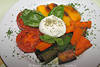 1102001_Grillgemse Bilder warme Speise Foodfoto: gegrillte Mhren Zucchini Tomaten Mozzarella Kse auf Basilikumbltter