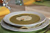 800438_ Suppen Fotos, Broccolisuppe Bild, Broccolicremesuppe mit Sahnehubchen Foto serviert auf Teller