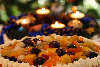 40169_ Obstsahnetorte mit Frchten, Fruchttorte Allerlei in Gelee: Obst Sahne Torte vor Adventskranz Kerzen am Weihnachtsbaum
