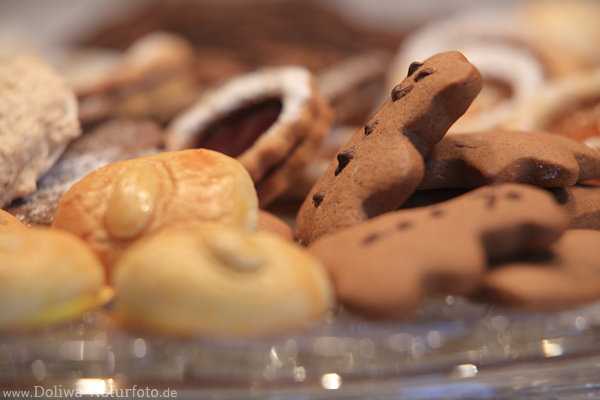 Lebkuchen Keks-Mnnchen in Schrfe Fokus braunes Weihnachtsgebck Bild Design