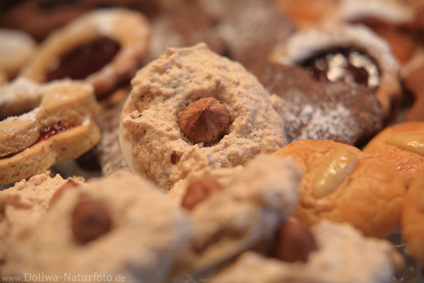 Nussmakronen Kekse in Fokus mitten Weihnachtsgebck