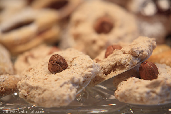 Heselnuss-Makronen Kekse Advengebck Foto selektive Schrfe Makro Designbild