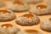 Mohnkekse Adventsgebäck Produkte-Fotodesign runde Plätzchen mit Orange-Marmelade