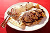 915242_Eis-Palatschinken Foto Süßspeise mit Sahne Crêpes Dessertteller auf roter Tischdecke