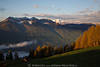 Alpenpanorama Naturbild Berge Gipfel Mond Sonnenaufgang Foto Oberdrautal in Nebel