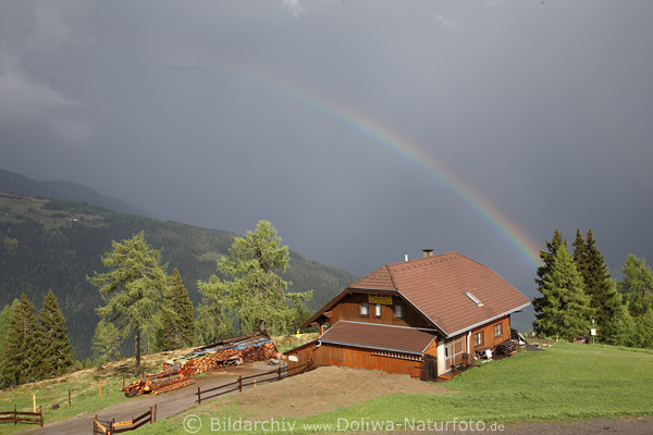 Regenbogen nach Gewitter ber Almhaus in Alpen 