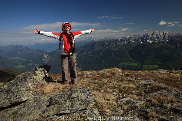 Gipfelfreude Foto Wanderin Hnde ausgebreitet ber Drautal Mdchen Bergpanorama-Ausblick