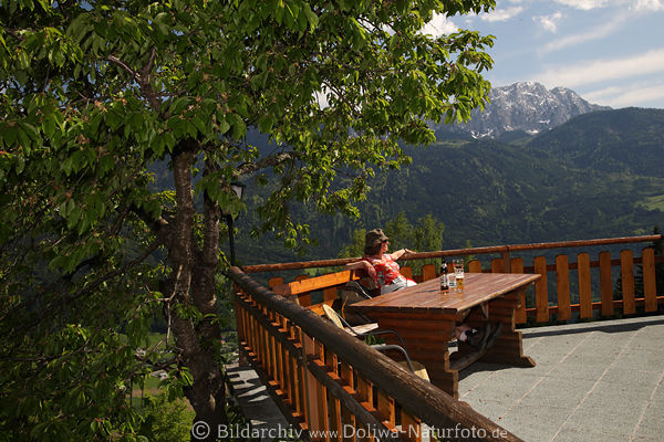 Terrasse Eckbank mit Frau Gipfelblick