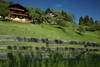 1202207_Gnoppnitz Bauernhof Naturidylle in Alpenlandschaft Foto Berghang Grnwiese Zaun im Gras