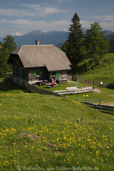 Waisacher Almhtte in Bergidylle Gailtaler Alpen Grnnatur Landschaftsbild Wanderer Jausenstation