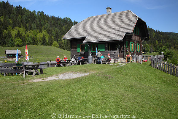 Bewirtung Jausenzeit vor Waisacher Almhtte Wanderer Urlaubidylle in Bergen Krntens