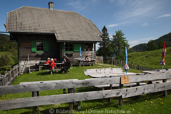 Waisacher Jausenstation Almhtte Gartenidylle Foto Gste an Tischen im Freien Sonne genieen