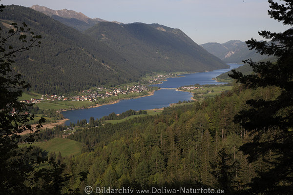 Weissensee Bergsicht lange Wassertafel in Alpenlandschaft Bergpanorama vom Wald in Krnten