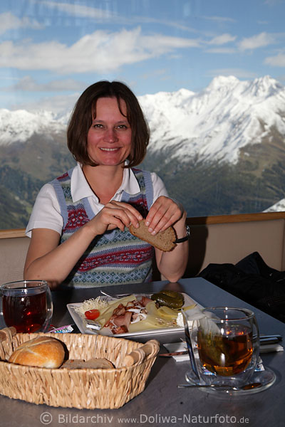 Adler Lounge Frau vor Speisen in Wolkenhhe mit Panoramablick auf Alpengipfel