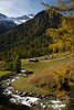 005933_Patscher Almhtten am Schwarzachbach in grandiosen Berglandschaft Herbstfoto unter Gipfel mit Schnee