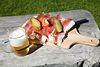 003495_Wandererfreude schmackhafte Jause Foto Speckbrot mit Bier serviert auf Gotschaunalm f�r rastende Touristen
