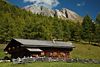 003503_Urige Almh�tte vor Ochsenburg & Misenok Bergspitzen Foto auf Gotschaunalm gr�ner Almwiese