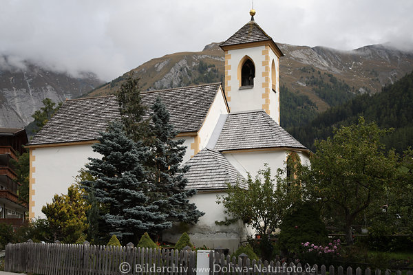 Grossdorf Kirche Foto Berge Ferienort Kals am Groglockner Alpenurlaub Reisebild