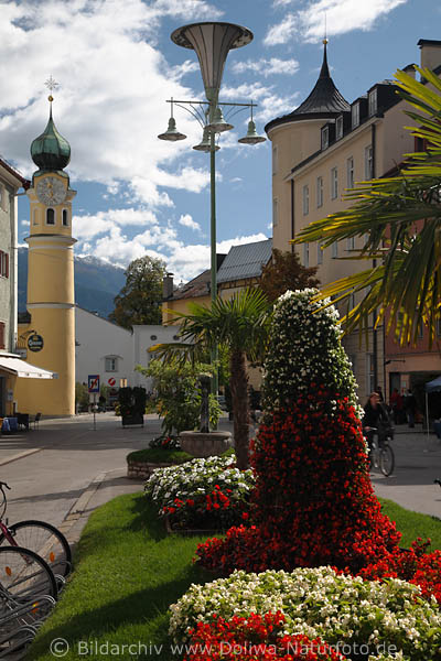 Lienz Gelbturm Antoniuskirchl am Hauptplatz hinter Blumenrabatte markante Sehenswrdigkeit