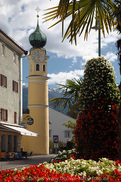 Lienzer St. Antonius Kirchl am Hauptplatz Blumen sonnige Altstadt Weigipfel Bergblick alte Architektur