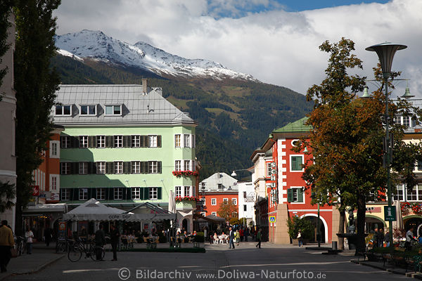Lienzer Hauptplatz Altstadthuser unter Dolomiten Weigipfel von Andr-Kreuzgasse