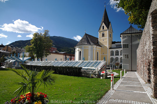 Lienz Park Grnwiese mit Spitalskirche Stadtmauer Hochstein-Bergblick Palme Blumen