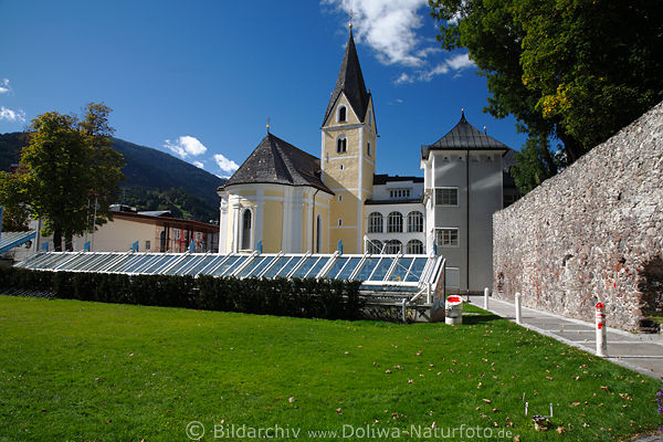 Lienzer Spitalskirche ber sonnige Grnwiese Altstadt alte Mauer Bergblick