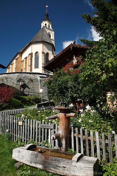 Trinkwasser vor Holzhaus Wallfahrtskirche Maria Schnee in Obermauern Bergdorf Pilgersttte Osttirols