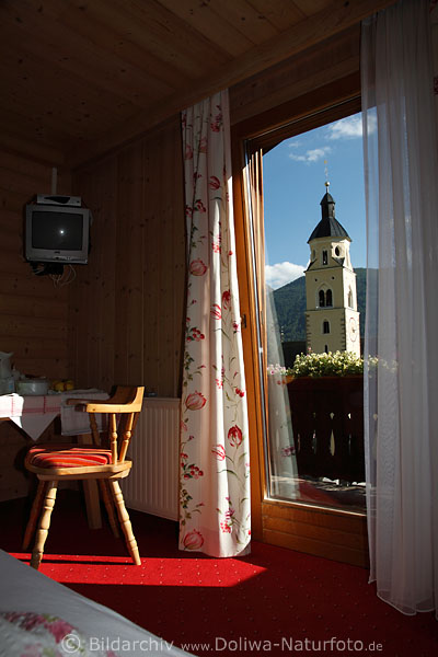 Zimmer-Bettkante Blick zu Wallfahrtskirche Maria Schnee